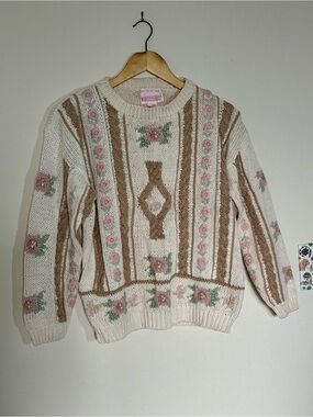 1982 handknit Crewneck Floral Knit Sweater in Cream and Pink